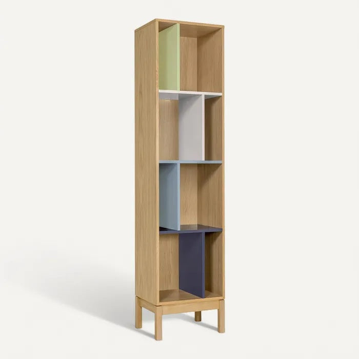 **Technische titel in het Nederlands: Moderne boekenkast met kleurrijke vakken**