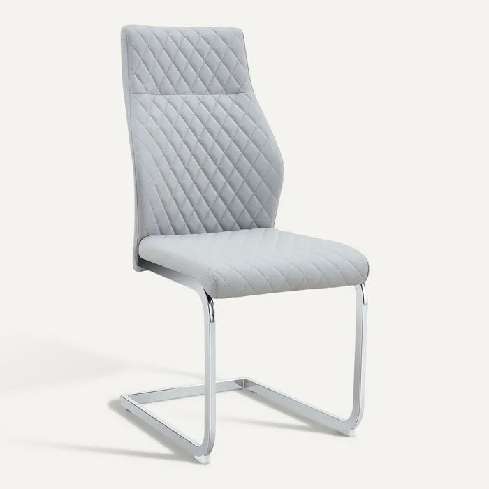 **Nederlandse technische titel: Modieuze grijze eetkamerstoel met gestikte bekleding**